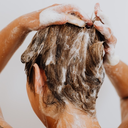 šampón na lámavé vlasy